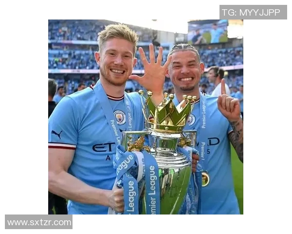 足球明星与辉煌奖杯的精彩瞬间定格在镜头中